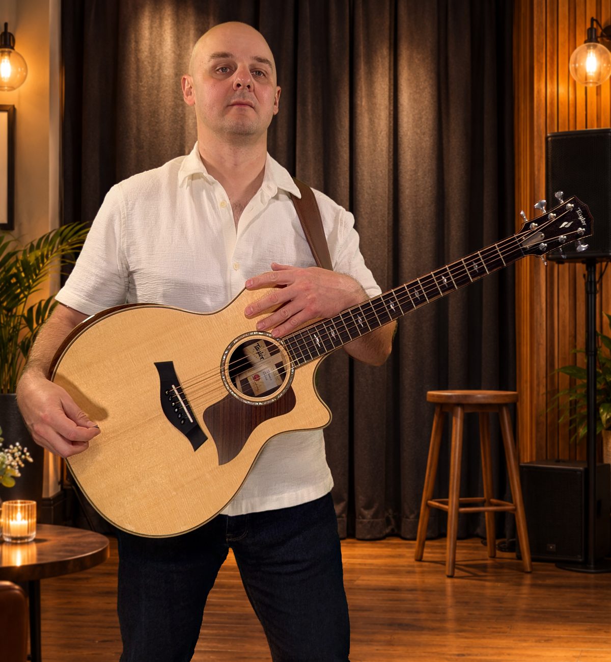 Vykintas su akustine gitara Taylor jaukioje renginių salėje