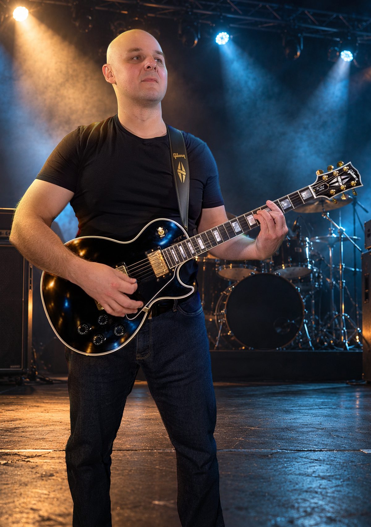 Vykintas scenoje groja gitara Gibson Les Paul Custom